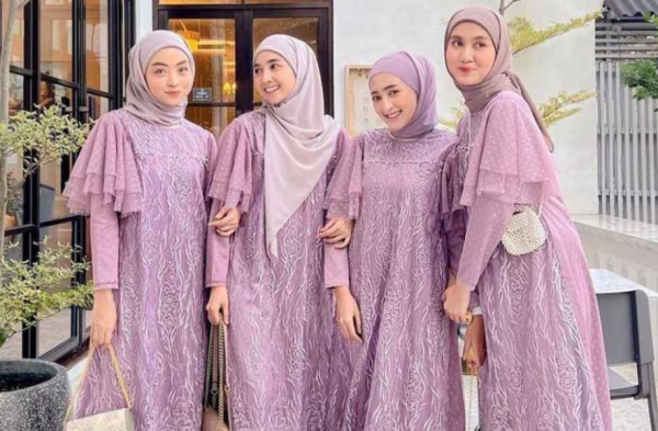 Gaun bridesmaid dengan lengan panjang